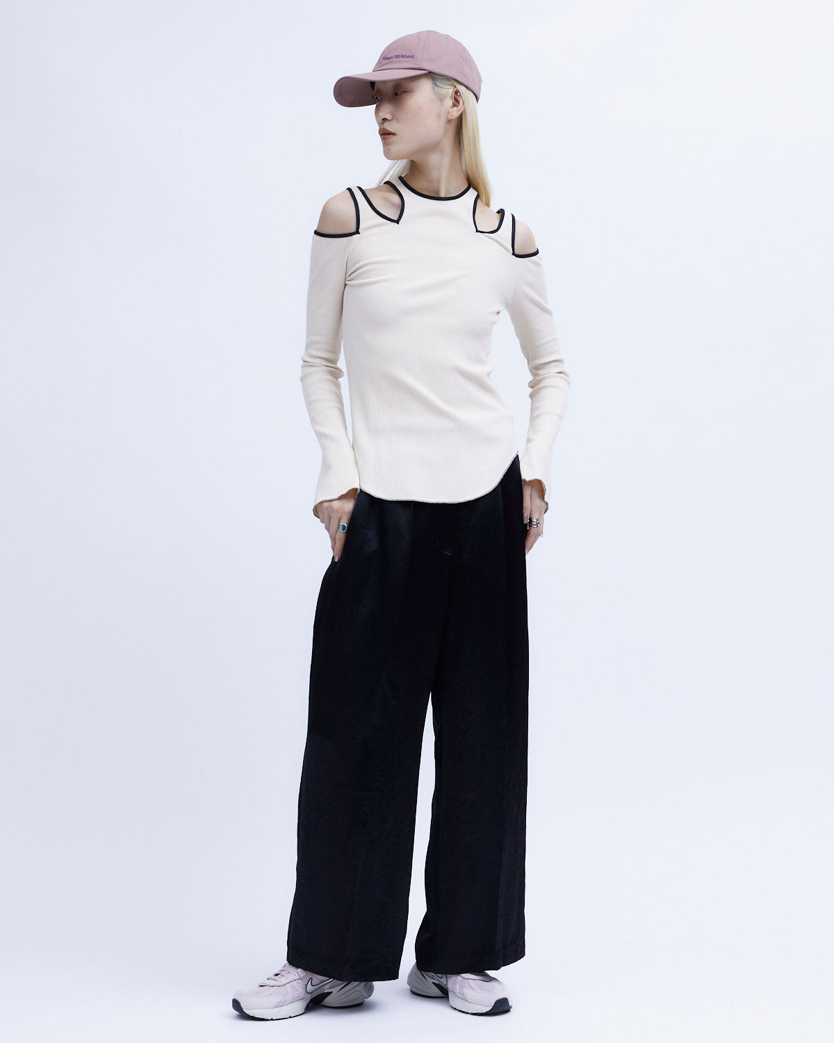 H:174cm / 02size
