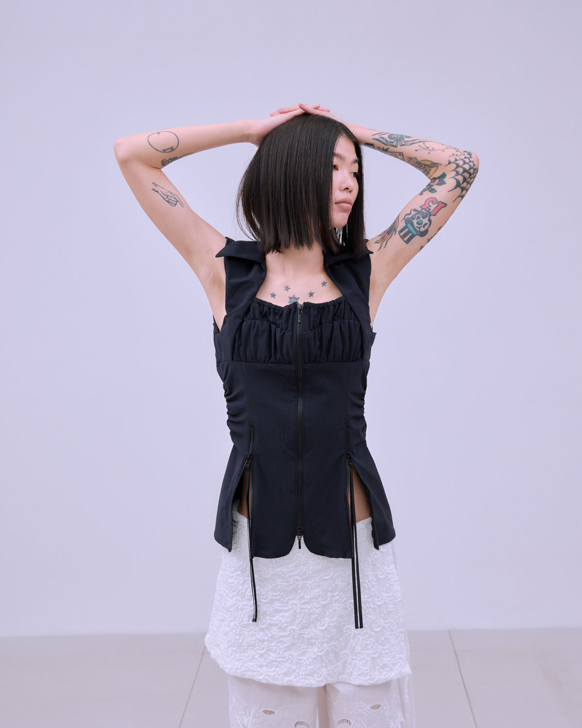 FRONT ZIP BODY-LINE SLEEVELESS TOPS | SENSE 17_ | STORE | THINGS