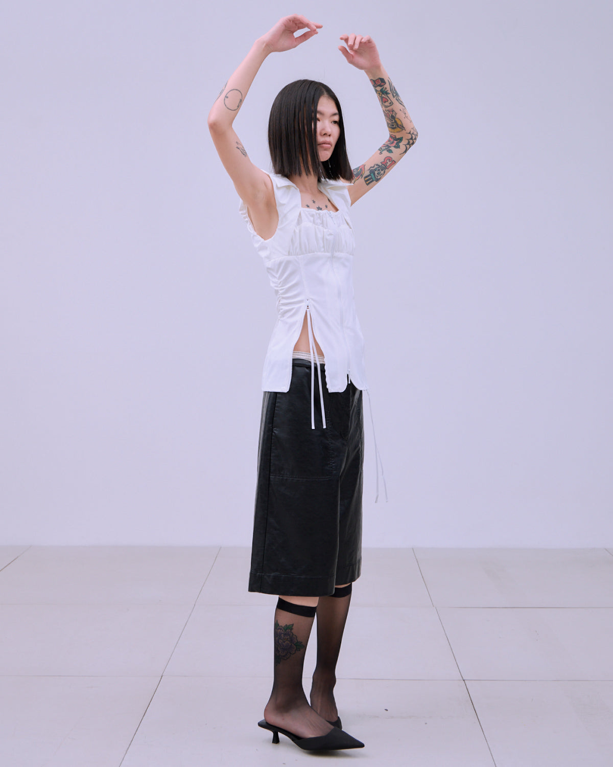 FRONT ZIP BODY-LINE SLEEVELESS TOPS | SENSE 17_ | STORE | THINGS