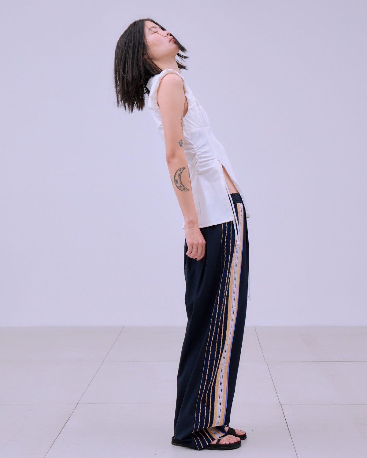 FRONT ZIP BODY-LINE SLEEVELESS TOPS | SENSE 17_ | STORE | THINGS