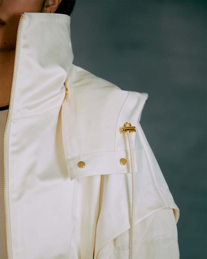 CONFLICTING SHORT HOOD JACKET